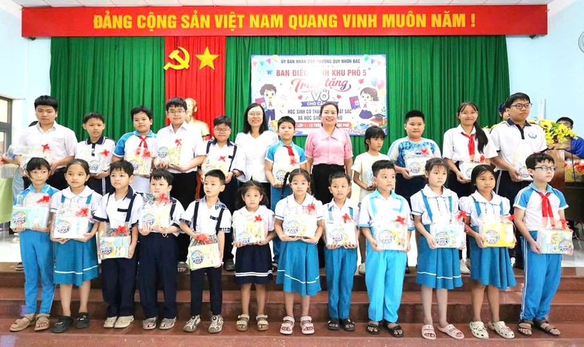 Khuyến học Gia Lai trao hơn 620 triệu đồng trao học bổng, tiếp sức cho gi&aacute;o vi&ecirc;n v&agrave; học sinh  - Ảnh 1.