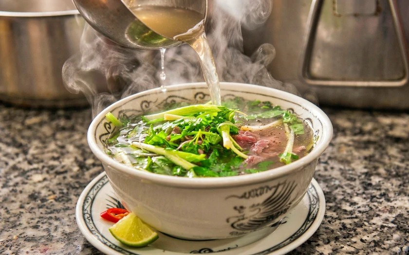 H&agrave; Nội m&ugrave;a thu v&agrave; m&ugrave;i vị k&yacute; ức của phở  - Ảnh 1.
