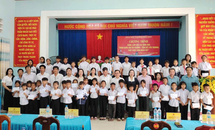 Khuyến học Gia Lai trao hơn 620 triệu đồng trao học bổng, tiếp sức cho gi&aacute;o vi&ecirc;n v&agrave; học sinh  - Ảnh 2.