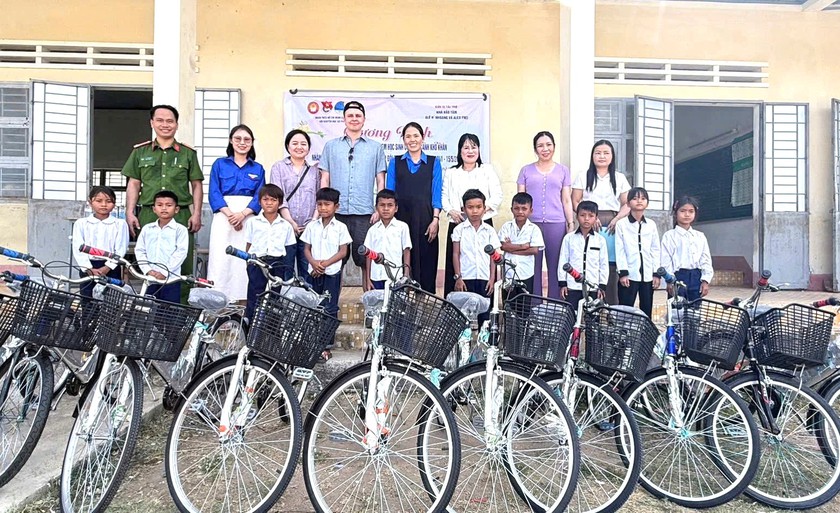 Khuyến học Gia Lai trao hơn 620 triệu đồng trao học bổng, tiếp sức cho gi&aacute;o vi&ecirc;n v&agrave; học sinh  - Ảnh 3.