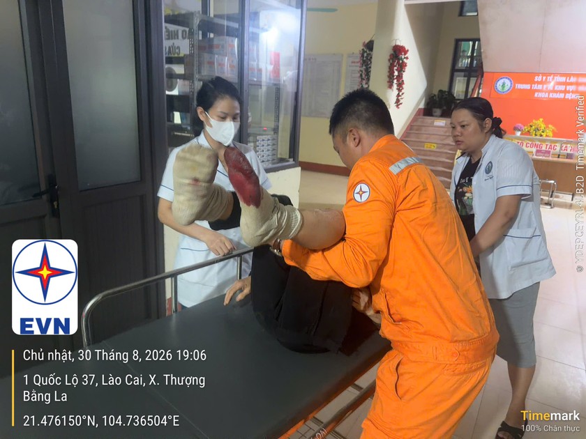 Nh&acirc;n vi&ecirc;n Điện lực L&agrave;o Cai kịp thời hỗ trợ 3 người gặp nạn tr&ecirc;n quốc lộ 32 - Ảnh 1.