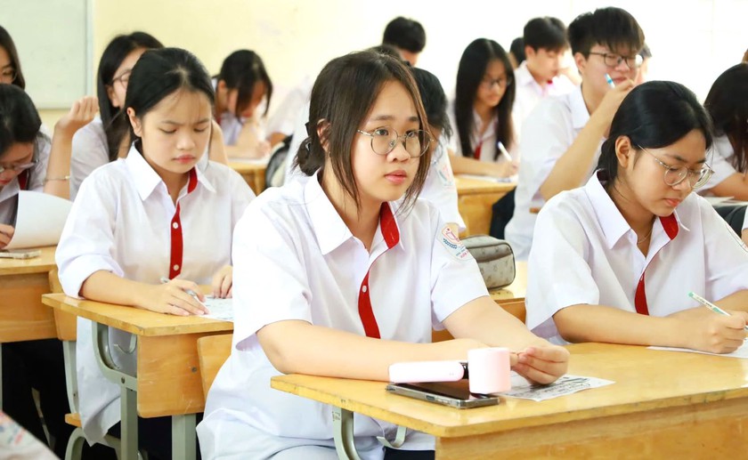 Bỏ thi lớp 10 tại H&agrave; Nội, Th&agrave;nh phố Hồ Ch&iacute; Minh: V&igrave; sao chưa thể thực hiện?  - Ảnh 1.