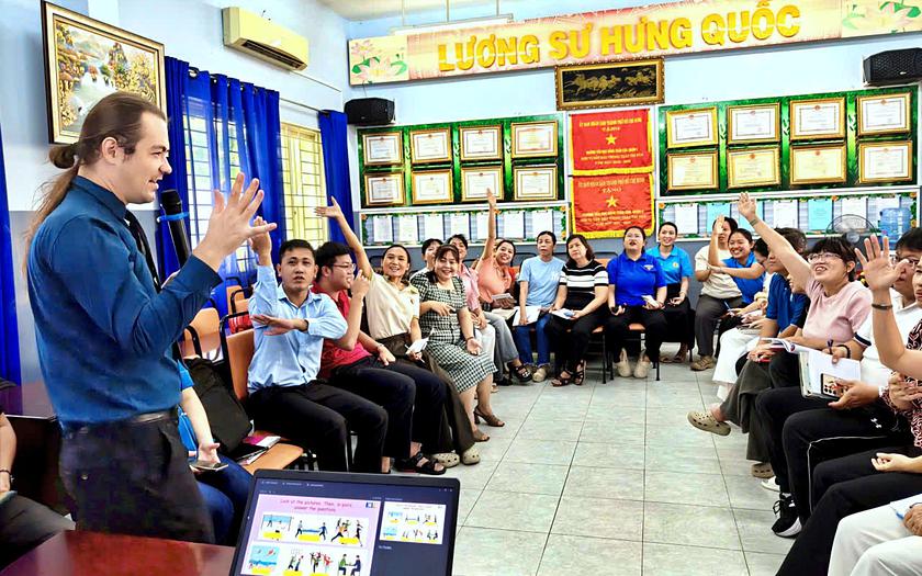 Gi&aacute;o vi&ecirc;n tiểu học "cắp s&aacute;ch" đi học tiếng Anh trong kỳ nghỉ h&egrave; - Ảnh 1.