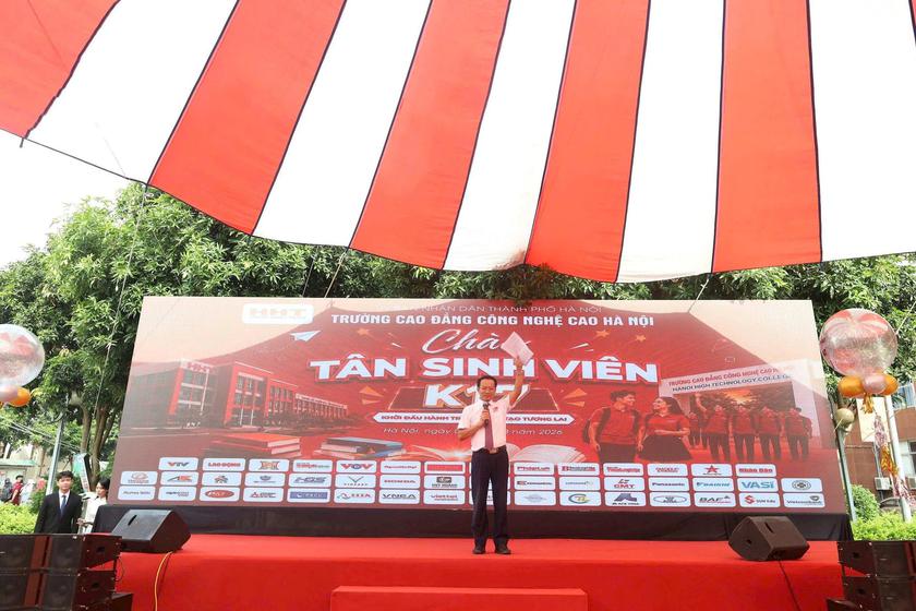Hiệu trưởng nhắn nhủ t&acirc;n sinh vi&ecirc;n thay đổi tư duy học tập từ "được dạy" sang "tự học, tự chủ" - Ảnh 1.