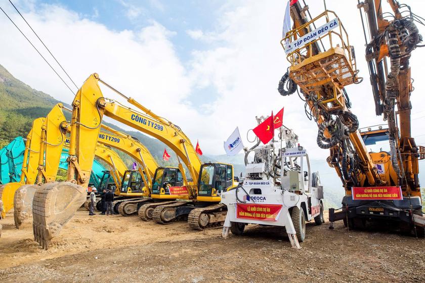 Hầm Ho&agrave;ng Li&ecirc;n được thiết kế kết gồm hai ống hầm song song c&aacute;ch nhau 30m, d&agrave;i 8,8 km, trị gi&aacute; 3.300 tỷ đồng - Ảnh 4.