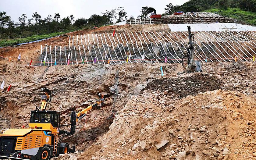Hầm Ho&agrave;ng Li&ecirc;n được thiết kế kết gồm hai ống hầm song song c&aacute;ch nhau 30m, d&agrave;i 8,8 km, trị gi&aacute; 3.300 tỷ đồng - Ảnh 3.