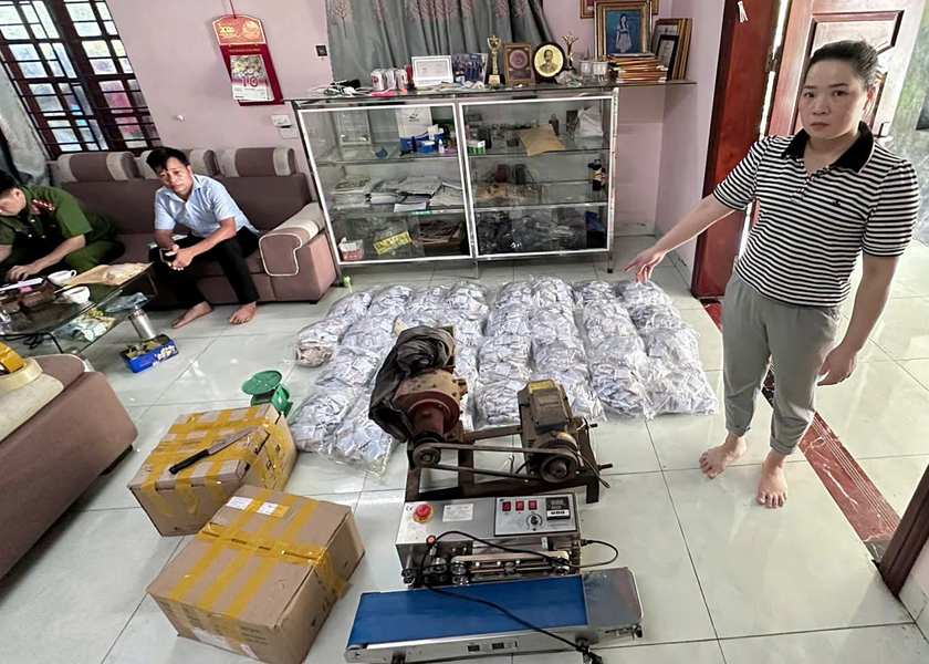 Tái diễn thủ đoạn trộn thuốc giảm đau vào thuốc Đông y lừa bán, 2 đối tượng bị khởi tố - Ảnh 3.