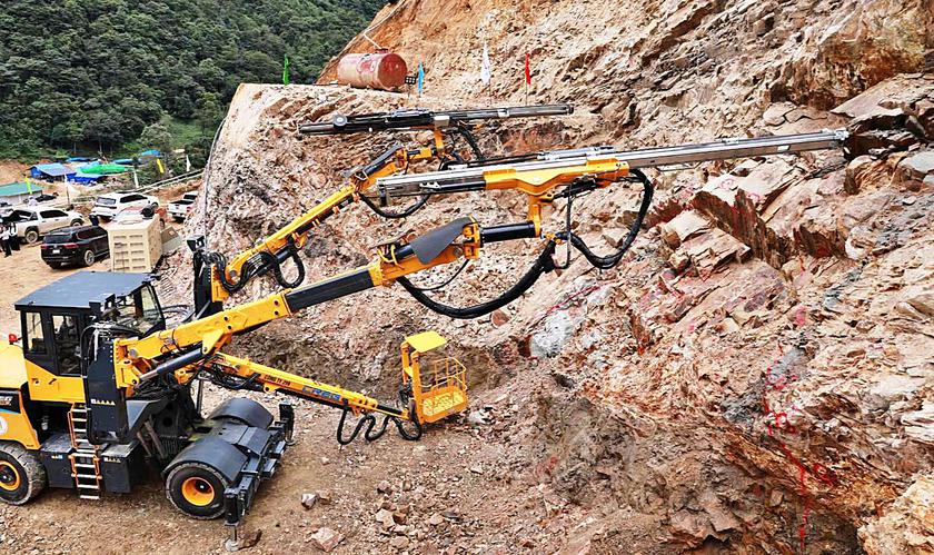 Hầm Ho&agrave;ng Li&ecirc;n được thiết kế kết gồm hai ống hầm song song c&aacute;ch nhau 30m, d&agrave;i 8,8 km, trị gi&aacute; 3.300 tỷ đồng - Ảnh 1.
