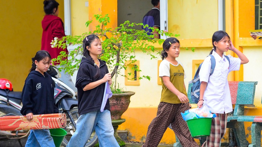 Gần 10.000 học sinh vùng biên giới Thanh Hóa háo hức trở lại trường học - Ảnh 1.
