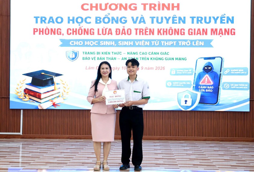 Hội Khuyến học tỉnh L&acirc;m Đồng trao học bổng, tiếp sức học sinh vượt kh&oacute; - Ảnh 1.