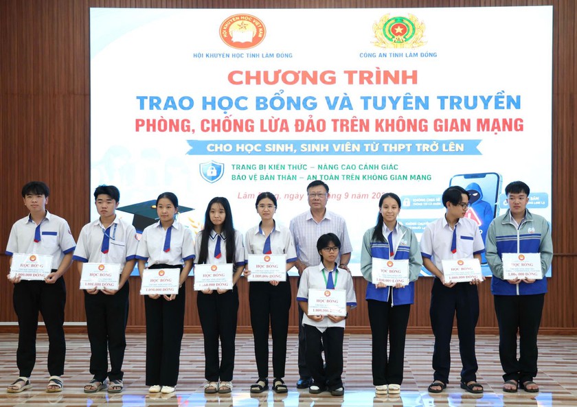 Hội Khuyến học tỉnh L&acirc;m Đồng trao học bổng, tiếp sức học sinh vượt kh&oacute; - Ảnh 3.