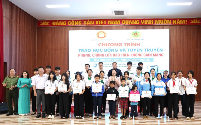 Hội Khuyến học tỉnh L&acirc;m Đồng trao học bổng, tiếp sức học sinh vượt kh&oacute; - Ảnh 4.