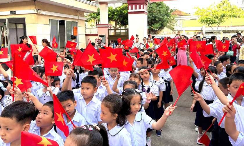 Có nên giảm tiết dạy cho hiệu trưởng sau sáp nhập trường học? - Ảnh 1.