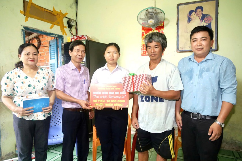 Khuyến học Nam Nha Trang trao 180 triệu đồng học bổng "Trao cơ hội - Viết tương lai" cho học sinh, sinh vi&ecirc;n - Ảnh 4.