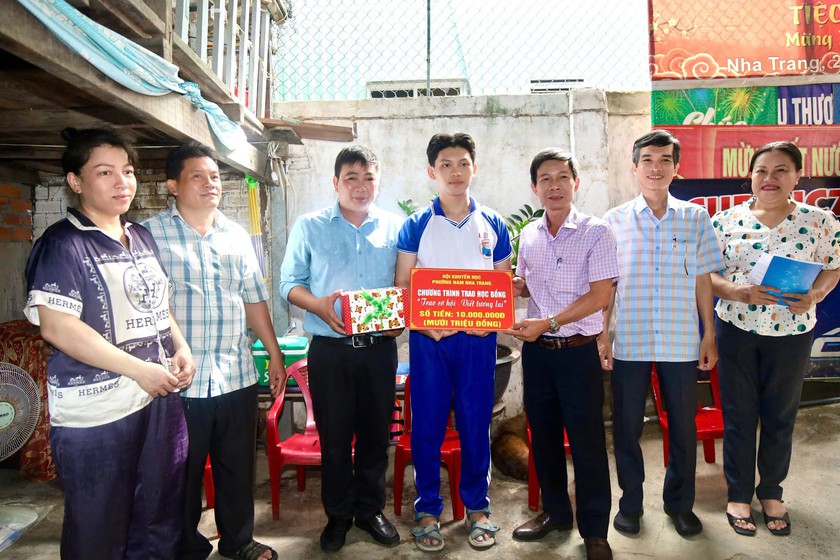 Khuyến học Nam Nha Trang trao 180 triệu đồng học bổng "Trao cơ hội - Viết tương lai" cho học sinh, sinh vi&ecirc;n - Ảnh 1.