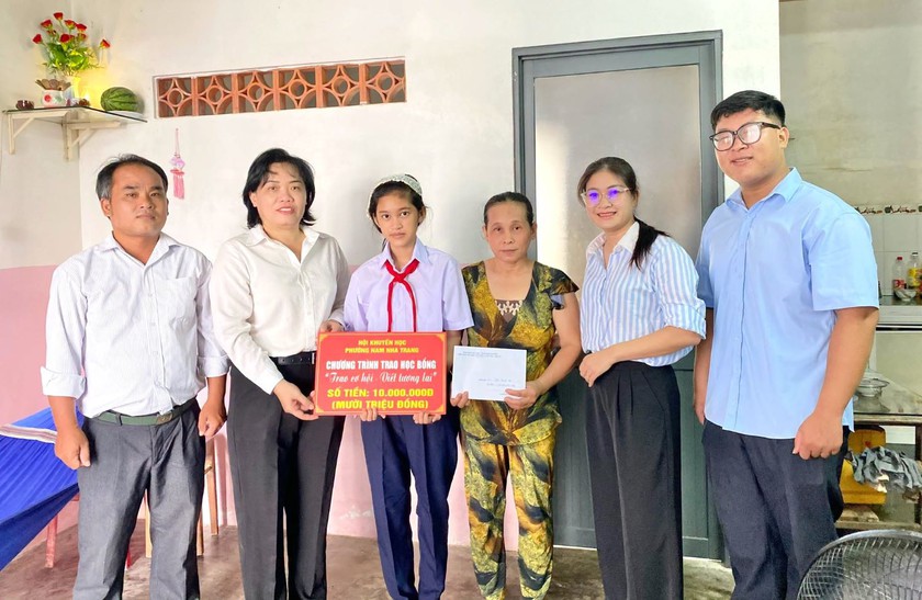 Khuyến học Nam Nha Trang trao 180 triệu đồng học bổng "Trao cơ hội - Viết tương lai" cho học sinh, sinh vi&ecirc;n - Ảnh 3.