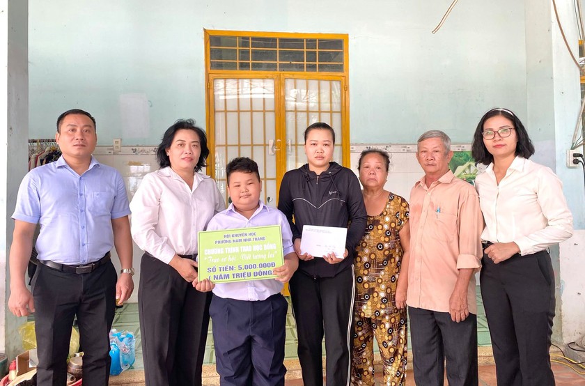 Khuyến học Nam Nha Trang trao 180 triệu đồng học bổng "Trao cơ hội - Viết tương lai" cho học sinh, sinh vi&ecirc;n - Ảnh 2.