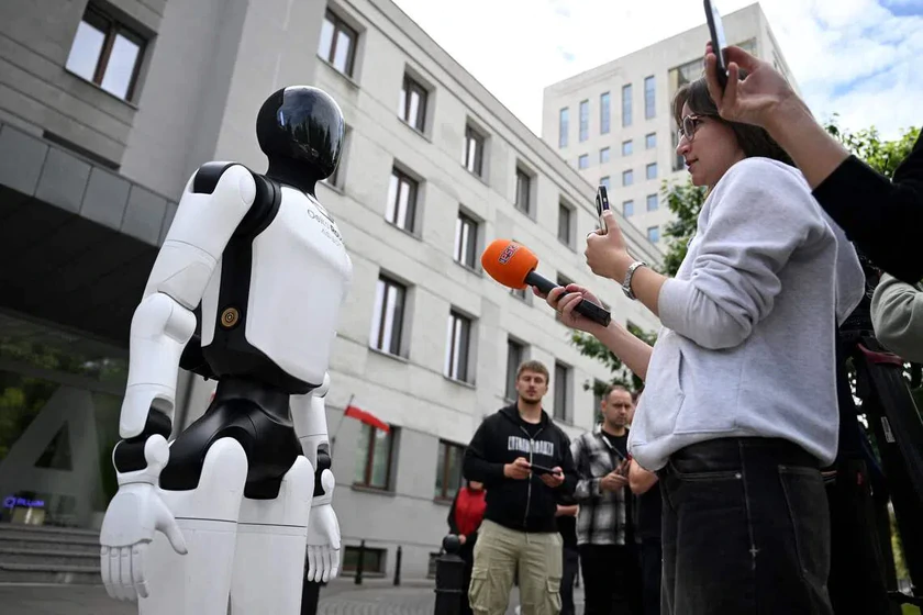 30 robot xuống đường ở Ba Lan: Lời cảnh b&aacute;o về việc l&agrave;m trong kỷ nguy&ecirc;n AI - Ảnh 2.