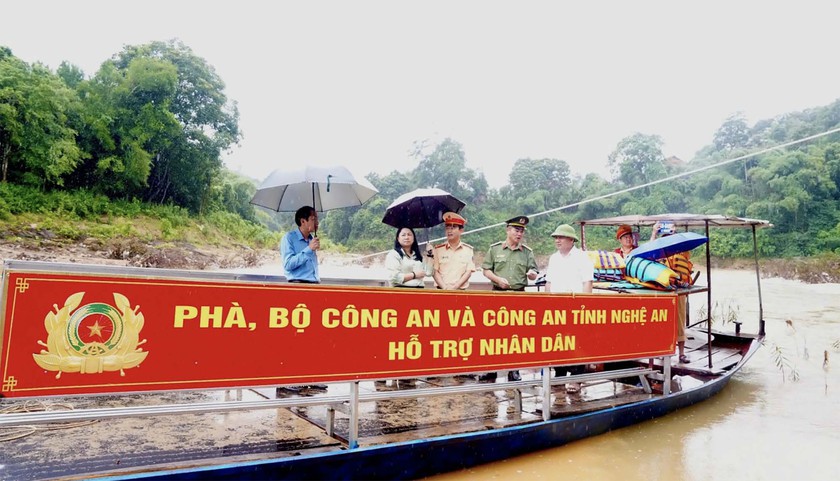 Lực lượng C&ocirc;ng an hỗ trợ ph&agrave; cho b&agrave; con v&ugrave;ng lũ chia cắt - Ảnh 1.