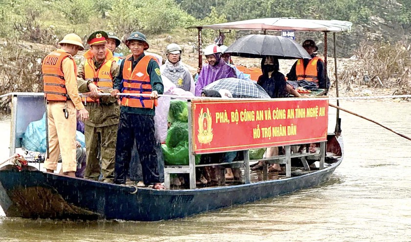 Lực lượng C&ocirc;ng an hỗ trợ ph&agrave; cho b&agrave; con v&ugrave;ng lũ chia cắt - Ảnh 2.