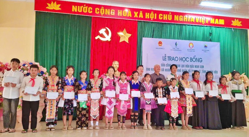 Trao 50 suất học bổng cho học sinh nghèo ở vùng cao Thanh Hóa - Ảnh 2.