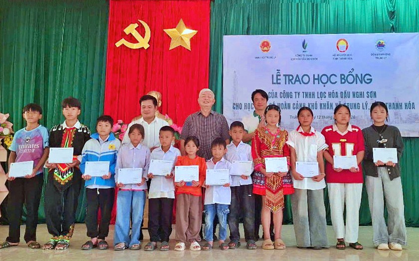 Trao 50 suất học bổng cho học sinh nghèo ở vùng cao Thanh Hóa - Ảnh 1.