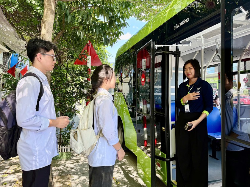 Một phường ở Quảng Ninh lắp đặt camera gi&aacute;m s&aacute;t tại 29 điểm trả, đ&oacute;n học sinh bằng xe bu&yacute;t - Ảnh 2.