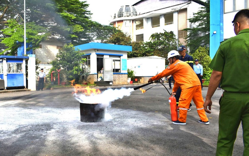 Điện lực Th&agrave;nh phố Hồ Ch&iacute; Minh đẩy mạnh c&aacute;c giải ph&aacute;p tuy&ecirc;n truyền an to&agrave;n điện trong to&agrave;n d&acirc;n - Ảnh 3.
