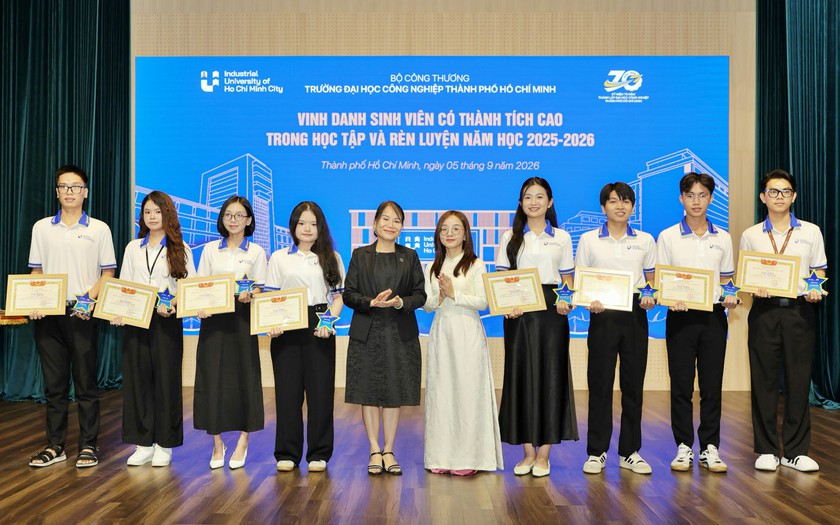 Trường Đại học Công nghiệp Thành phố Hồ Chí Minh dành khoảng 80 tỷ đồng học bổng, hỗ trợ người học - Ảnh 1.