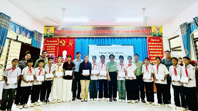 Khuyến học Tuy&ecirc;n Quang th&aacute;o gỡ kh&oacute; khăn tổ chức Hội cơ sở, trao học bổng "Học kh&ocirc;ng bao giờ c&ugrave;ng" - Ảnh 2.