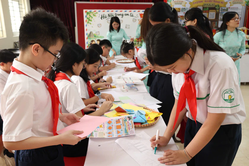 Hội Khuyến học phường Ba Đ&igrave;nh phối hợp khai trương Tủ s&aacute;ch "Ba Đ&igrave;nh - H&agrave; Nội trong tr&aacute;i tim t&ocirc;i" - Ảnh 5.