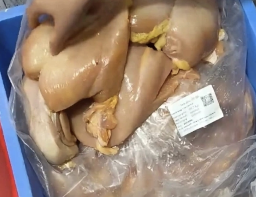 H&agrave; Nội y&ecirc;u cầu khẩn trương kiểm tra, l&agrave;m r&otilde; phản &aacute;nh thịt g&agrave; v&agrave; t&ocirc;m bốc m&ugrave;i được đưa đến trường học - Ảnh 1.