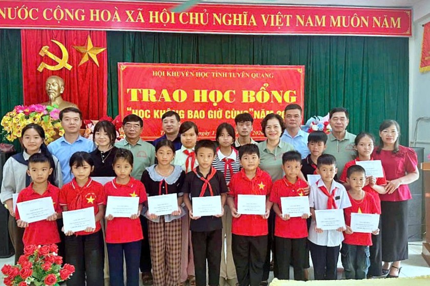 Khuyến học Tuy&ecirc;n Quang th&aacute;o gỡ kh&oacute; khăn tổ chức Hội cơ sở, trao học bổng "Học kh&ocirc;ng bao giờ c&ugrave;ng" - Ảnh 1.