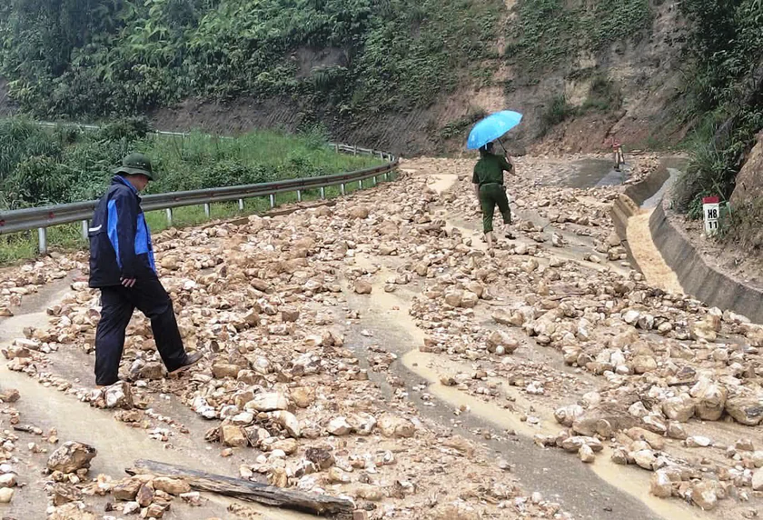 L&agrave;o Cai: Ứng trực 24/24h, ki&ecirc;n quyết di dời d&acirc;n ra khỏi v&ugrave;ng nguy cơ mất an to&agrave;n do mưa b&atilde;o - Ảnh 3.