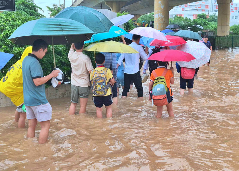 H&agrave; Nội y&ecirc;u cầu c&aacute;c trường chủ động ứng ph&oacute; với diễn biến bất thường của thời tiết - Ảnh 1.