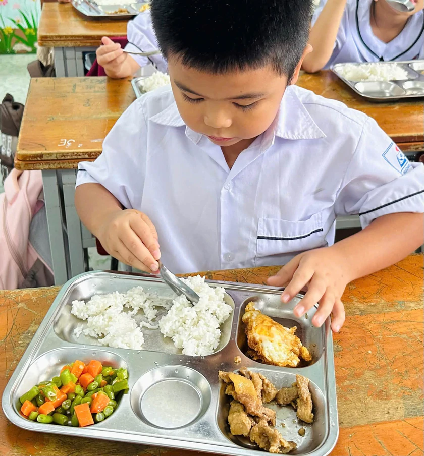Trường học ở Quảng Trị mời phụ huynh gi&aacute;m s&aacute;t bữa ăn b&aacute;n tr&uacute;, kh&ocirc;ng cần b&aacute;o trước - Ảnh 1.
