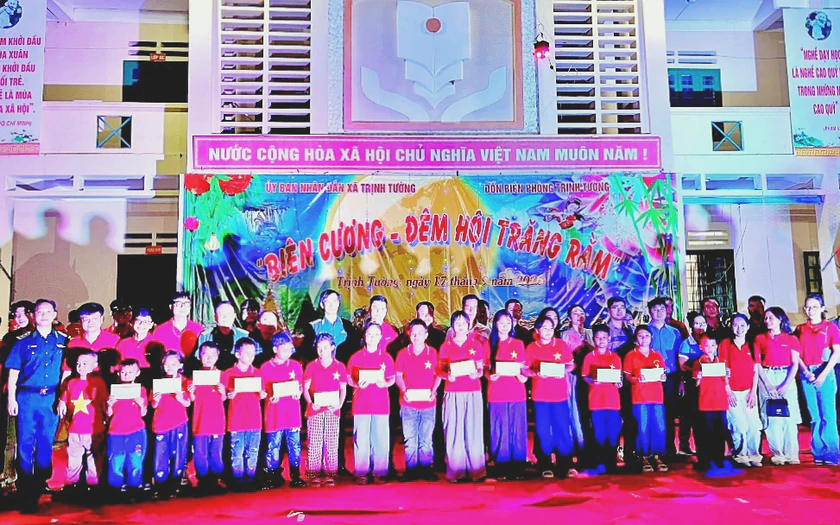 Tết Trung thu sớm ấm &aacute;p đến với trẻ em v&ugrave;ng cao bi&ecirc;n giới L&agrave;o Cai - Ảnh 1.