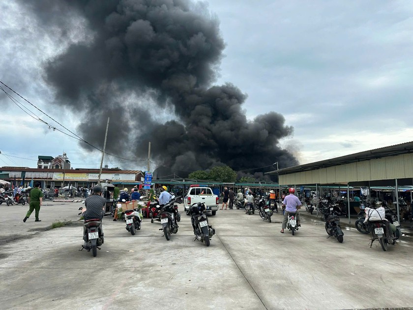 Quảng Ninh, ch&aacute;y ki ốt tại chợ Kim Sơn, Mạo Kh&ecirc;, rất may kh&ocirc;ng c&oacute; thiệt hại về người - Ảnh 1.