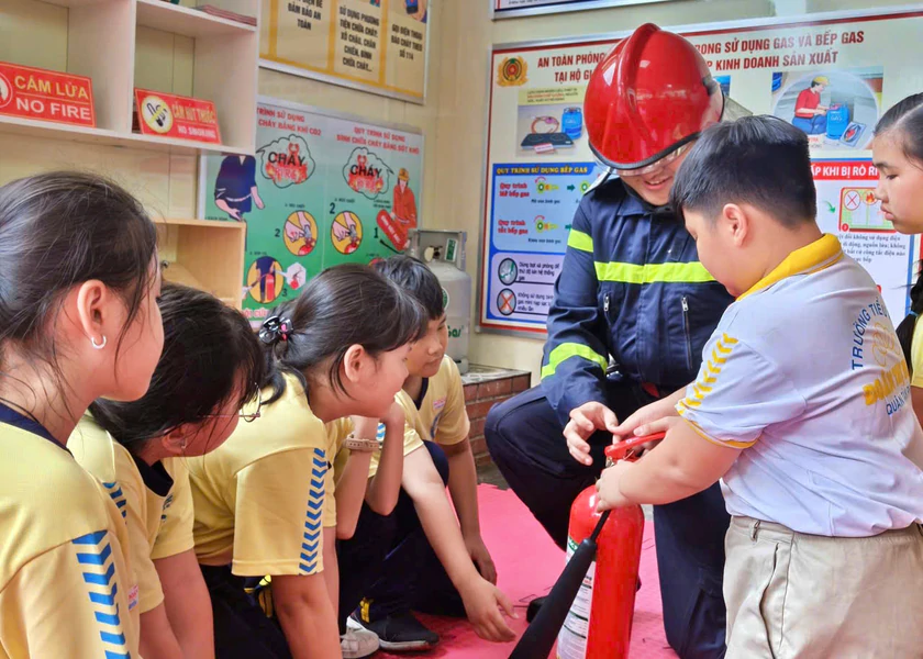 Trường tiểu học đầu ti&ecirc;n c&oacute; "Kh&ocirc;ng gian học tập về ph&ograve;ng ch&aacute;y, chữa ch&aacute;y v&agrave; cứu nạn, cứu hộ" - Ảnh 2.