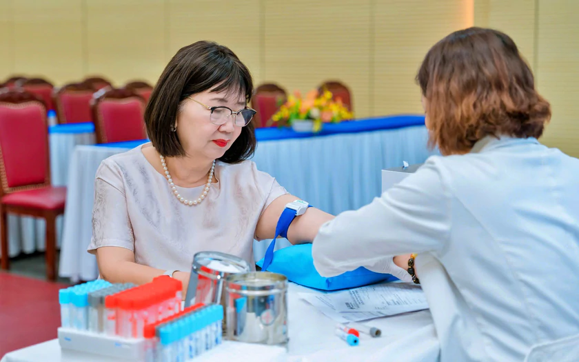 Chủ tịch Hội đồng Trường Đại học Nguyễn Tất Th&agrave;nh vinh dự nhận Giải thưởng Nguyễn Thị Sen ng&agrave;nh dệt may - Ảnh 2.