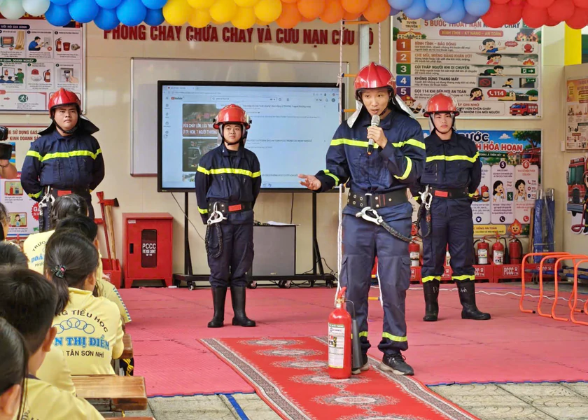 Trường tiểu học đầu ti&ecirc;n c&oacute; "Kh&ocirc;ng gian học tập về ph&ograve;ng ch&aacute;y, chữa ch&aacute;y v&agrave; cứu nạn, cứu hộ" - Ảnh 1.