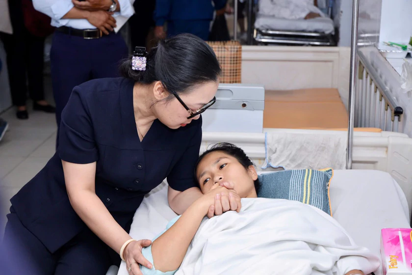 Tặng thưởng Huân chương Dũng cảm cho cô giáo Hoàng Thị Hiền - Ảnh 1.