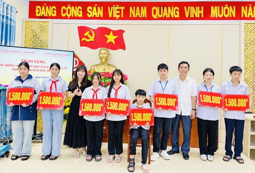 Khuyến học Ninh B&igrave;nh trao 180 triệu đồng học bổng "C&ugrave;ng em vượt kh&oacute; đến trường" - Ảnh 2.
