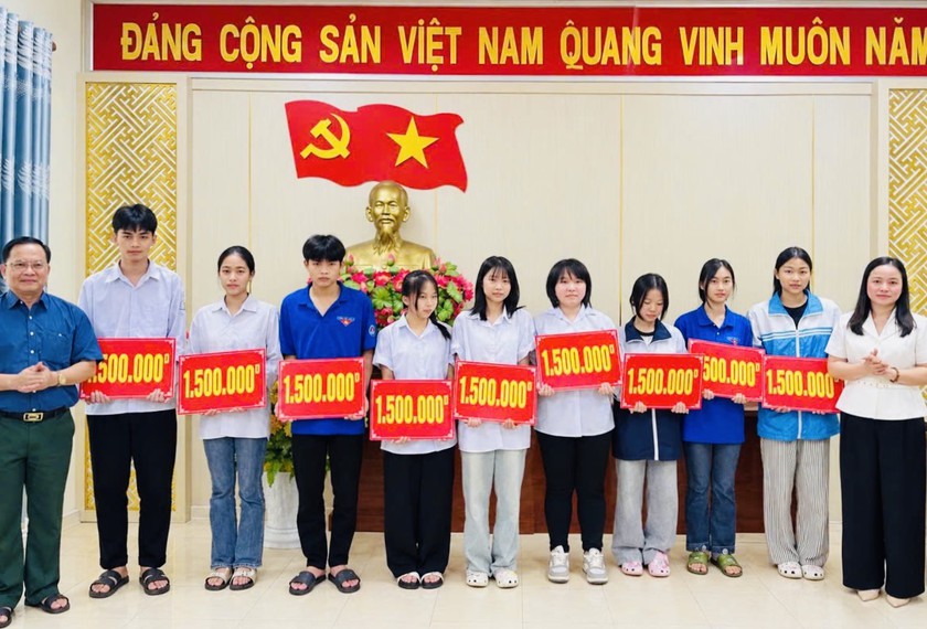 Khuyến học Ninh B&igrave;nh trao 180 triệu đồng học bổng "C&ugrave;ng em vượt kh&oacute; đến trường" - Ảnh 3.