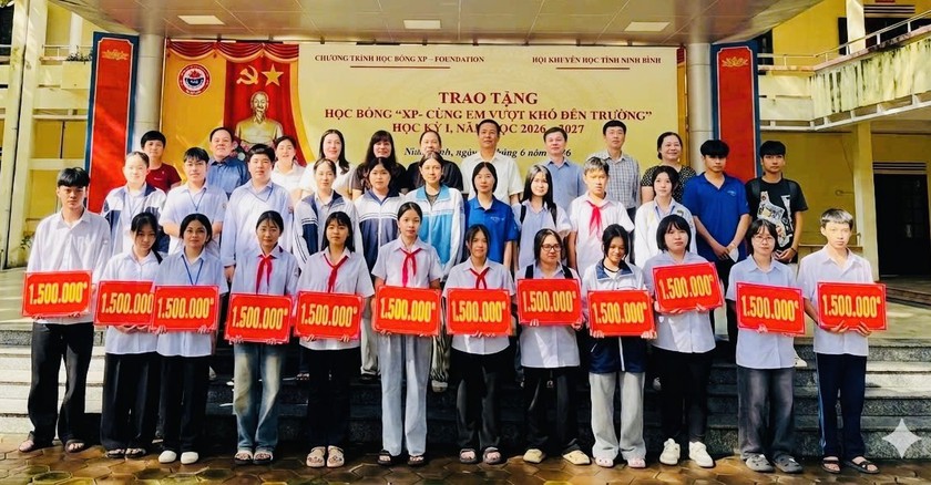 Khuyến học Ninh B&igrave;nh trao 180 triệu đồng học bổng "C&ugrave;ng em vượt kh&oacute; đến trường" - Ảnh 1.