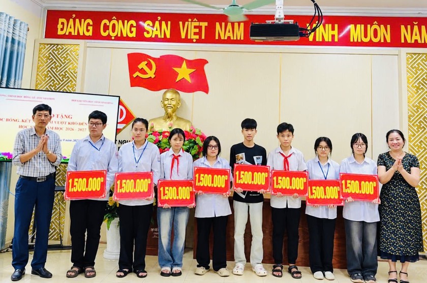 Khuyến học Ninh B&igrave;nh trao 180 triệu đồng học bổng "C&ugrave;ng em vượt kh&oacute; đến trường" - Ảnh 4.