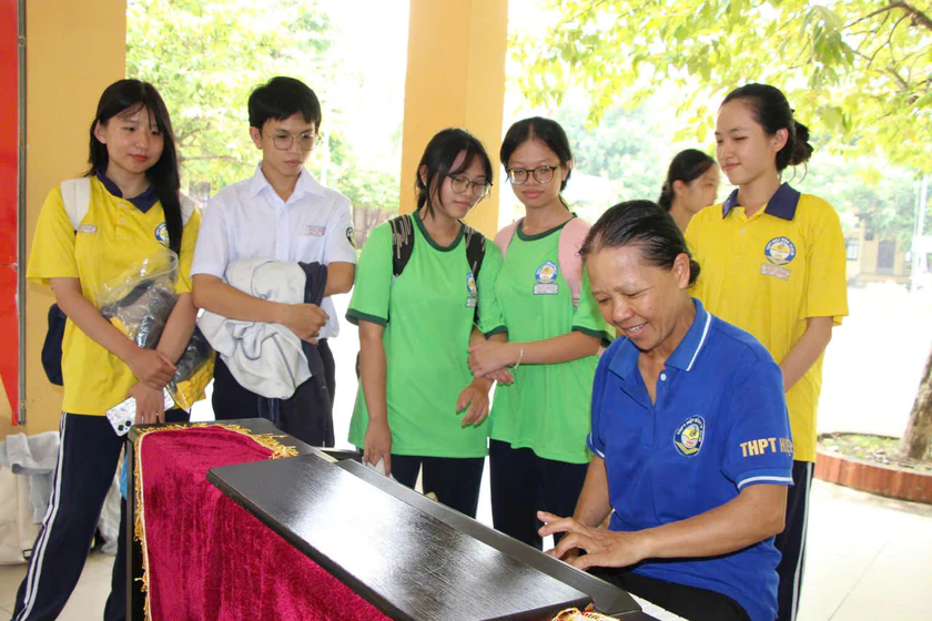 C&ocirc; lao c&ocirc;ng chơi đ&agrave;n piano &ldquo;đốn tim&rdquo; học sinh - Ảnh 1.