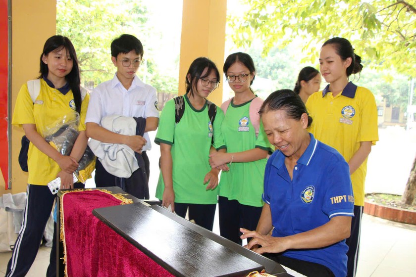 Cô lao công chơi đàn piano “đốn tim” học sinh - Ảnh 1.