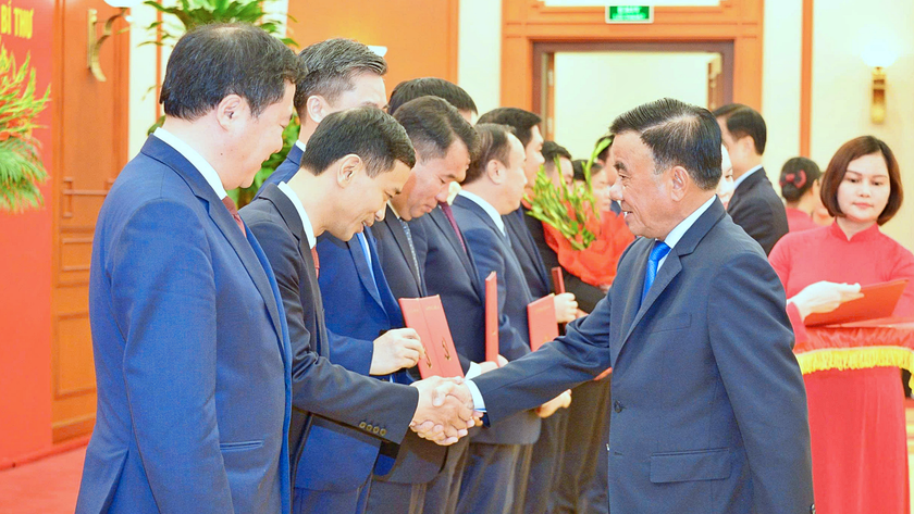 Bộ Ch&iacute;nh trị điều động 6 Ủy vi&ecirc;n Trung ương đến vị tr&iacute; c&ocirc;ng t&aacute;c mới - Ảnh 1.