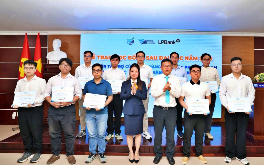 Trao 1,735 tỷ đồng học bổng cho học vi&ecirc;n Đại học Quốc gia Th&agrave;nh phố Hồ Ch&iacute; Minh lĩnh vực b&aacute;n dẫn, vi mạch - Ảnh 2.